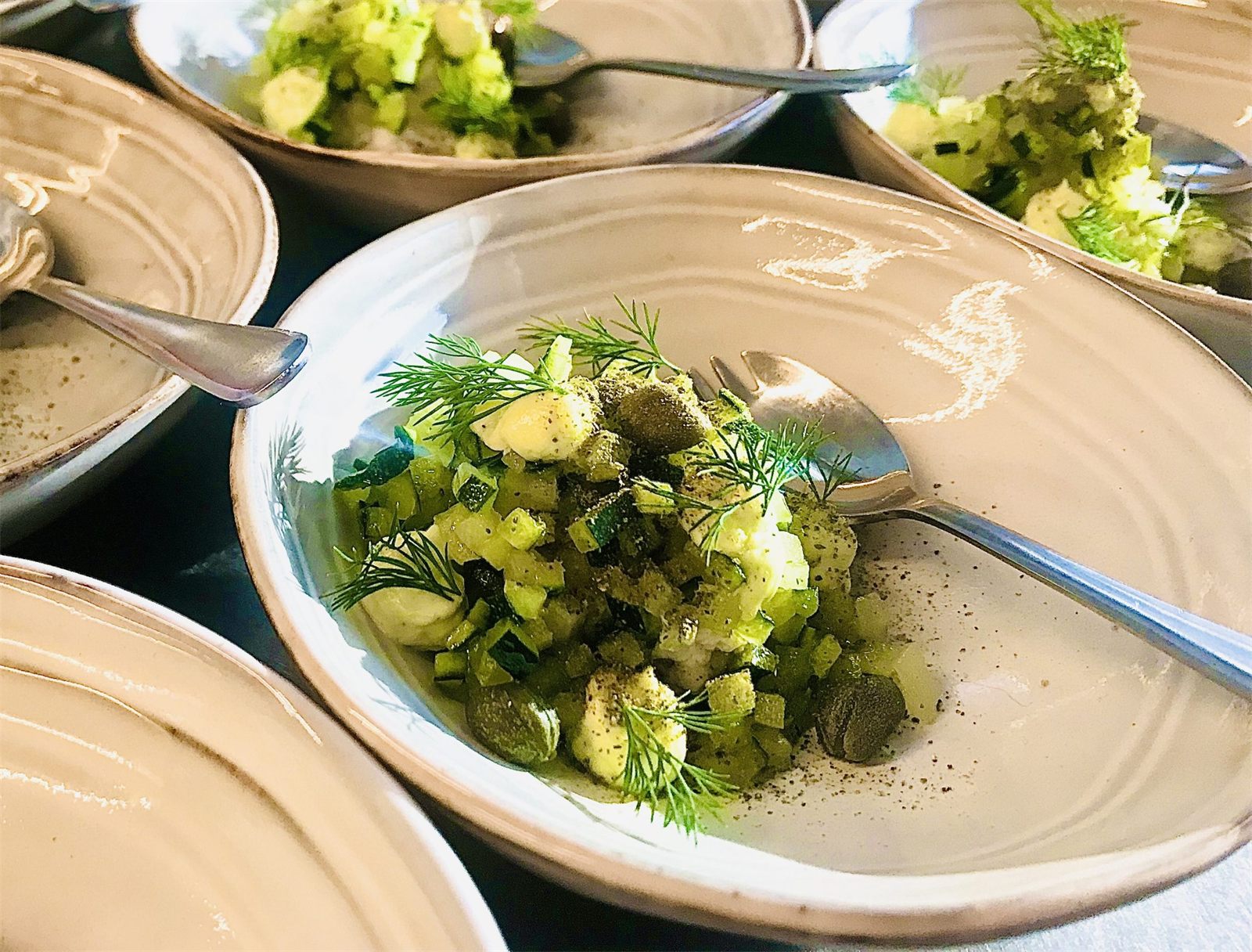 Luxe-hapjes in glaasjes, klaar om te serveren